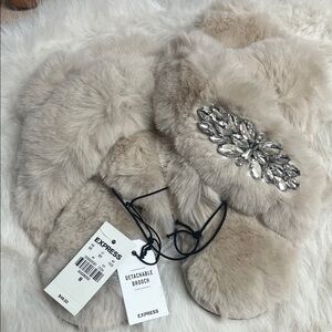 Express Faux Fur Gloves with Brooch - Cream